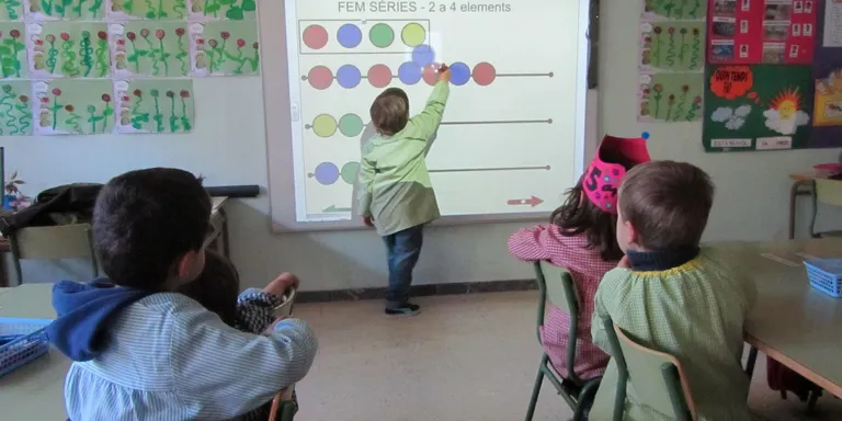 L'Escola Pau Claris finalitza la incorporació anual d'ordinadors i pissarres digitals
