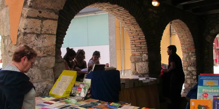 Més de 2.500 persones visiten la Fira del Llibre del Pirineu a Organyà