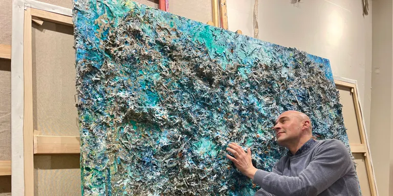 L’artista cambrilenc David Callau acull l’exposició ‘L’art de la posidònia’ a la seva galeria de Madrid