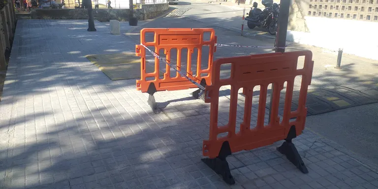 Es retiren els bancs de pedra de Plaça Catalunya. Se'n posaran menys, i de fusta