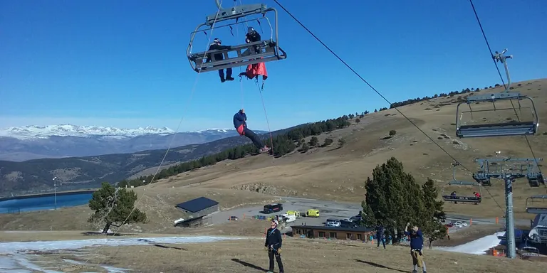 Simulacre de rescat en un telecadira de La Molina