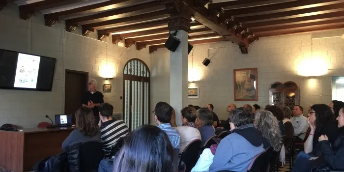 Una cinquantena de persones acudeixen a la xerrada organitzada per l’entitat “Junts canviem la vida de les persones amb autisme”