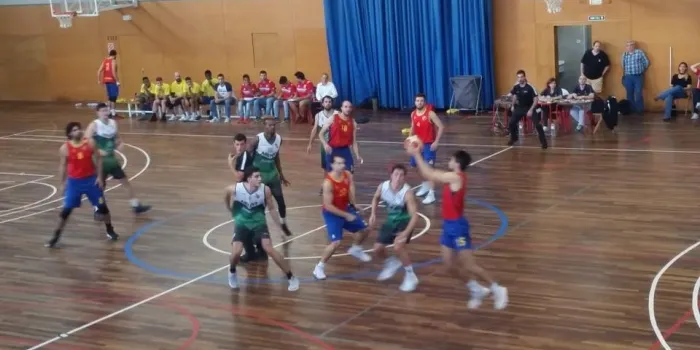El sènior A de l’Arenys Bàsquet guanya davant del Martinenc amb un resultat molt ajustat
