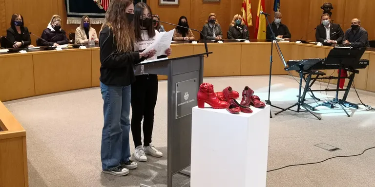 Cambrils commemora el 25-N amb un emotiu acte a la Sala de Plens de l’ajuntament