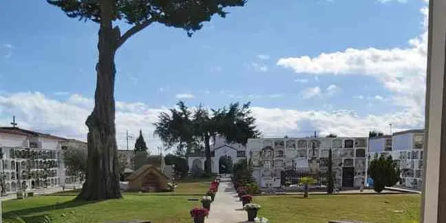 Menor afluència al cementiri municipal i de forma repartida