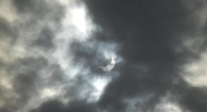 Els núvols dificulten veure l'eclipsi de sol 