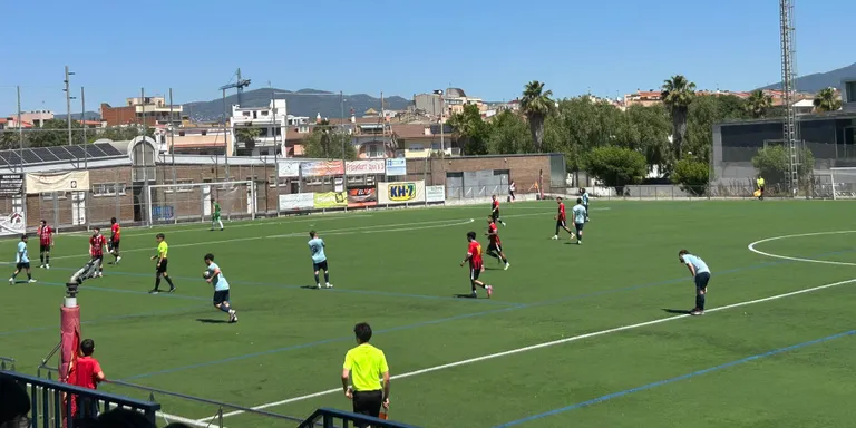 Empat de l'Atlètic de Valls contra el Bellavista Milán en l'anada del play-off d'ascens a 2a Catalana
