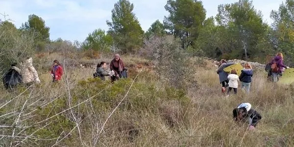Recullen més de 1000 litres de deixalles en una caminada per l'entorn de la muntanya de Sant Antoni a Altafulla