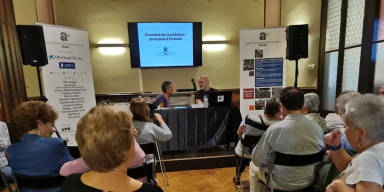 L'Aula d'Extensió Universitària inicia el seminari sobre les problemàtiques de la societat parlant de pobresa