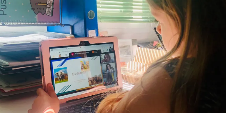 Guixés Fibra facilita la connexió a una desena d'alumnes vulnerables de Solsona perquè puguin acabar el curs