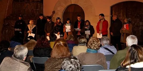 Una vuitantena de persones reivindiquen des de la plaça del Pou d’Altafulla el respecte per les dones en la societat actual