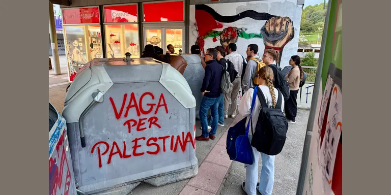 Més d'un centenar d'estudiants tallen els accessos a la UAB per denunciar l'assalt a la Flotilla i el genocidi a Gaza