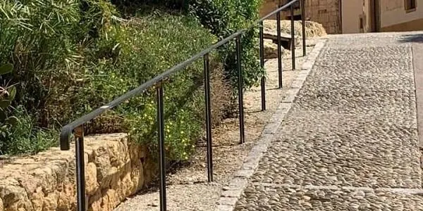 La regidoria de Via Pública de l’Ajuntament d’Altafulla instal·la una barana en la pujada de l’església