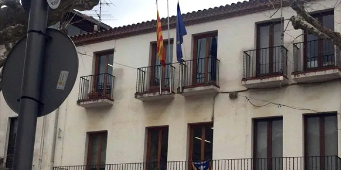 Roben la bandera espanyola de l’Ajuntament d’Arenys de Munt