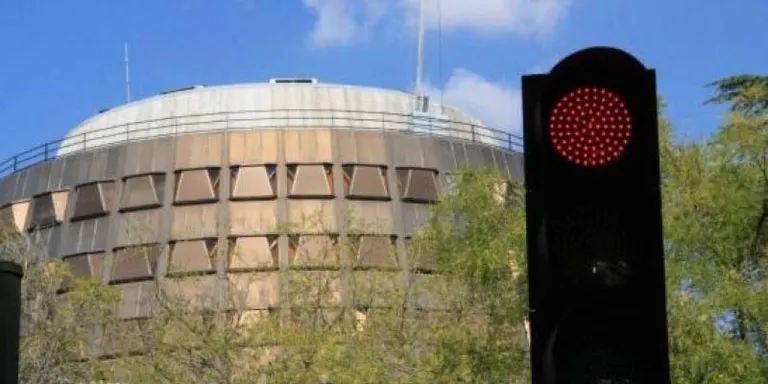 El Tribunal Constitucional admet a tràmit els recursos de l'Estat i suspèn la convocatòria del 9-N i la Llei de consultes
