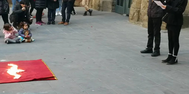 Desenes de persones participen a la convocatòria de Fènix del Dia Mundial Contra el Càncer a Solsona