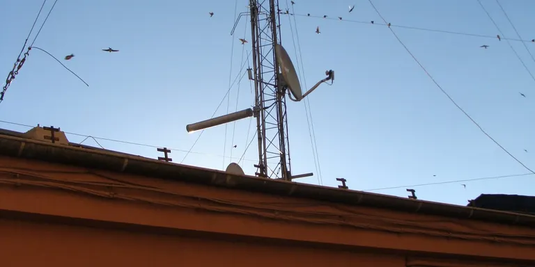 Retirada d’antenes de l’antic edifici de RàdioSeu a Castellciutat