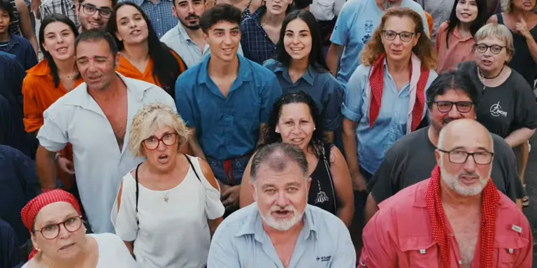 Els Nois de la Torre presenten l'himne i es preparen per al sopar popular