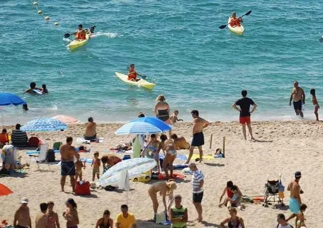 Primer cap de setmana de gran afluència de banyistes a les platges de Pineda