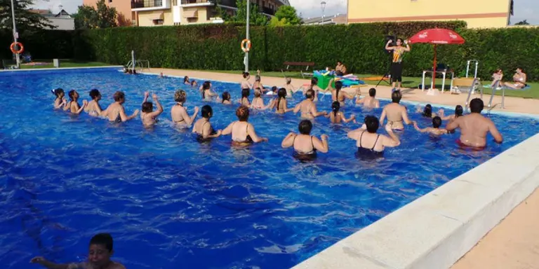 Comencen les activitats dirigides a la piscina amb les sessions d'aquafitness i de ioga