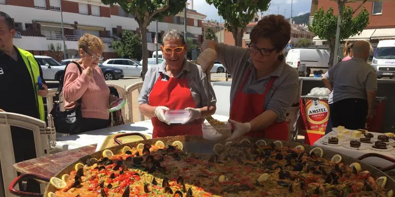 300 persones participen a la Festa Infantil i Paella de Poblenou
