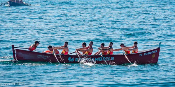 La quarta regata de la XXI Lliga de Llagut es disputa aquest diumenge a la platja del Regueral
