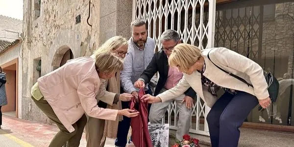 S’instal·len dues llambordes Stolpersteine en memòria dels dos rodencs víctimes de l’holocaust nazi