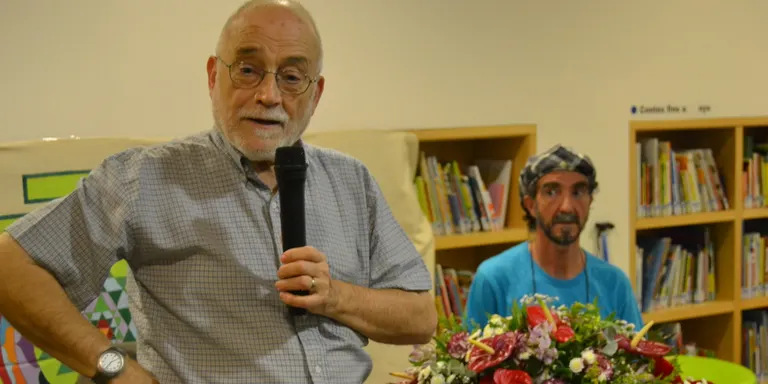 Arcadi Oliveras parla a Pineda de la despesa militar i alerta de l'increment armamentístic planetari