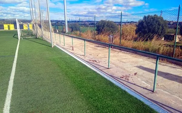 Es renoven les reixetes de drenatge de l’estadi municipal Joan Pijuan