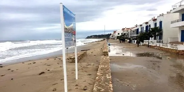 La Brigada Municipal posa en marxa les tasques de neteja a la platja d’Altafulla