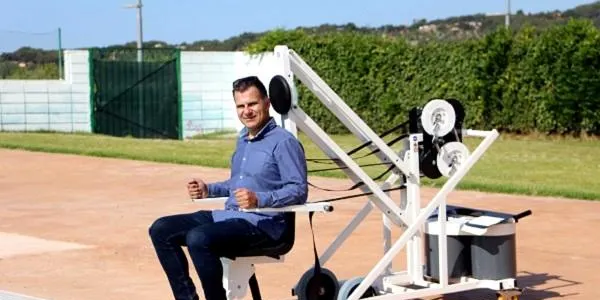 La piscina disposarà d’una cadira mòbil amb grua per als banyistes amb mobilitat reduïda