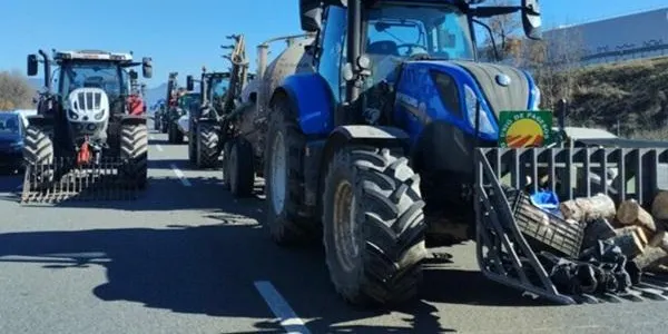 Un centenar de tractors es concentra a Tarragona en una nova jornada de mobilització de la pagesia