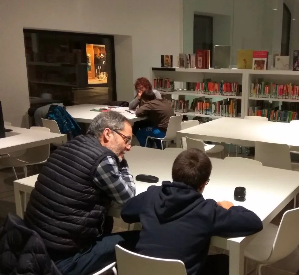 Busquen nous voluntaris per ajudar infants en l'hàbit de la lectura
