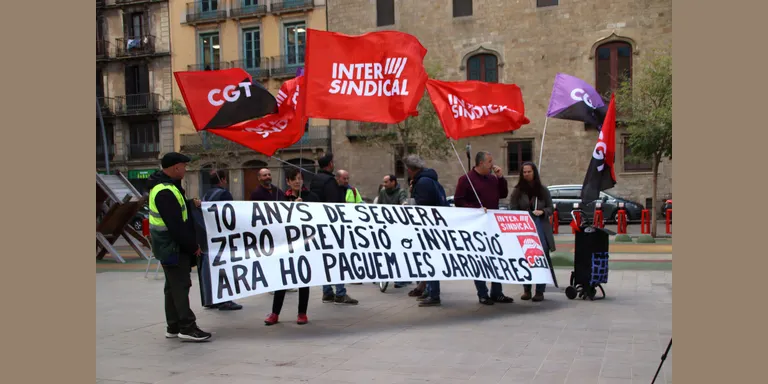 Treballadors de Parcs i Jardins protesten contra el torn de tarda aplicat amb el pretext de la sequera