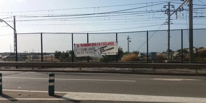 Endavant justifica la presència de la campanya 'El turisme ens fa esclaves' a Arenys de Mar