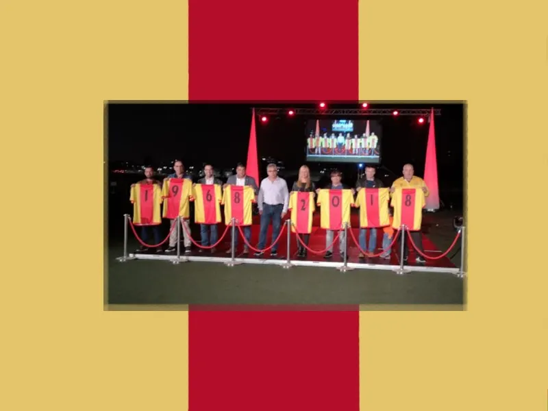 Representants polítics i membres del Veinti van lluir les samarretes dels 50 ays del club