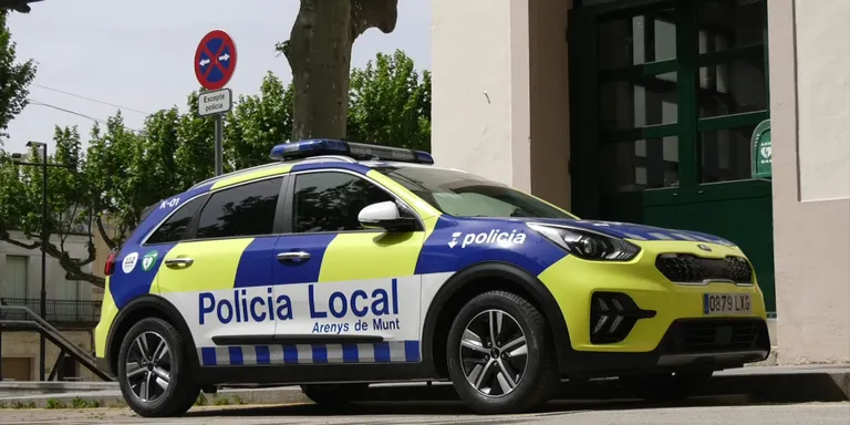 NOU REPORTATGE: La Policia d’Arenys de Munt estrena un nou cotxe híbrid