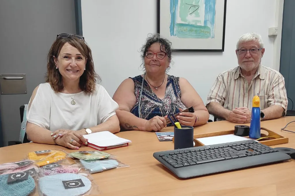 L'AVAH i l'Associació Calella Artesana signen un acord per la donació de barrets per als nadons  de l'Hospital de Calella