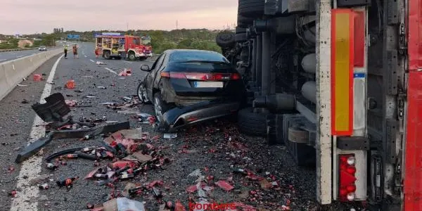 Un accident a l’AP7 entre un camió i un turisme a la Pobla de Montornès obliga a tallar la via, aquest dijous al matí