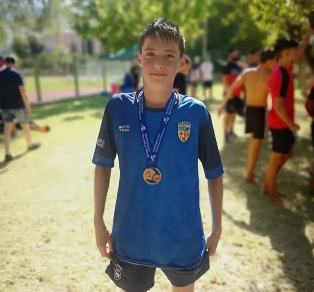 Aleix Martin, del CN Caldes, es penja la medalla de bronze en 200 espatlla al Campionat d'Espanya Aleví