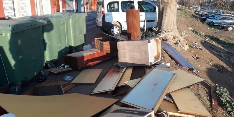 La Policia Local identifica autors d'abocaments de mobles sense complir amb la normativa