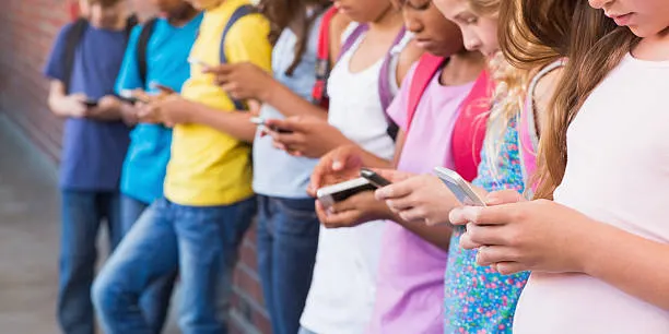 La comunitat educativa arenyenca vol conèixer l’ús del mòbil entre infants i joves