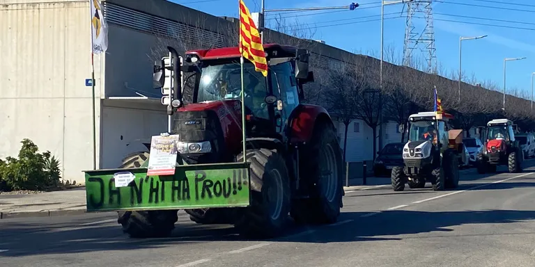 Una cinquantena de tractors s'uneixen des del Morell per tallar el Port