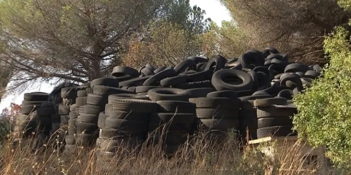 L’Ajuntament posarà a licitació la retirada dels pneumàtics acumulats en una finca a la riera de Torrentbò a mitjans de setembre