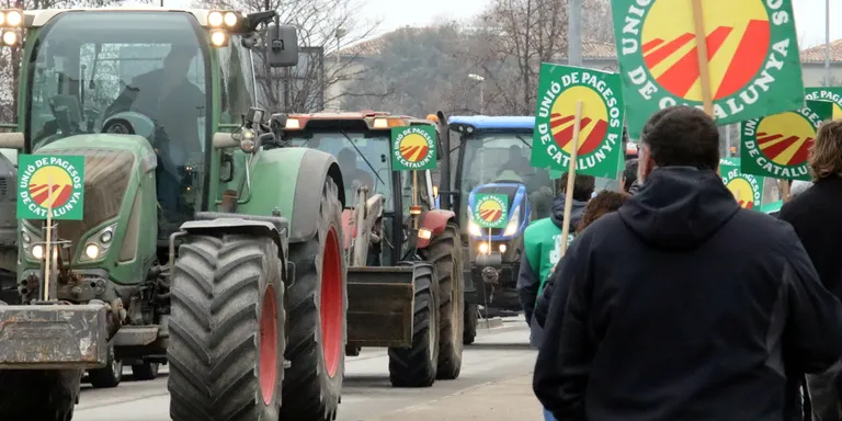 Una desena de tractors es manifesten a Vic per reclamar millores en les condicions de treball al camp