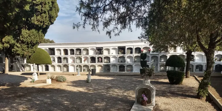 El cementiri obre ininterrompudament per Tot Sants