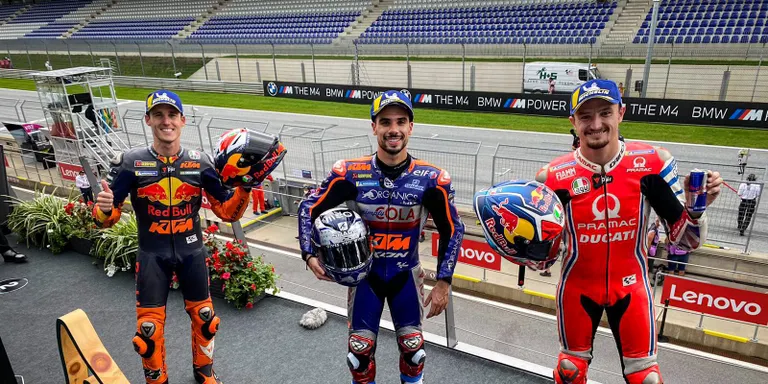 Viñales ha de saltar de la moto sense fre i Oliveira acaba guanyant la cursa