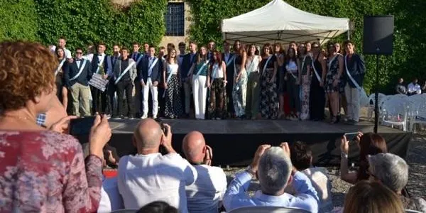 La plaça de l’Església acull la festa de graduació dels alumnes de 2n de Batxillerat de l’Institut d’Altafulla