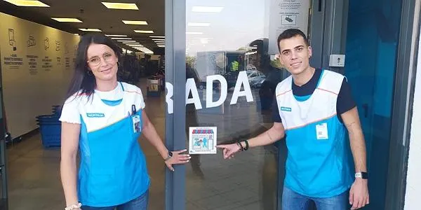 Todos En Azul senyalitza les botigues de Decathlon amb pictogrames