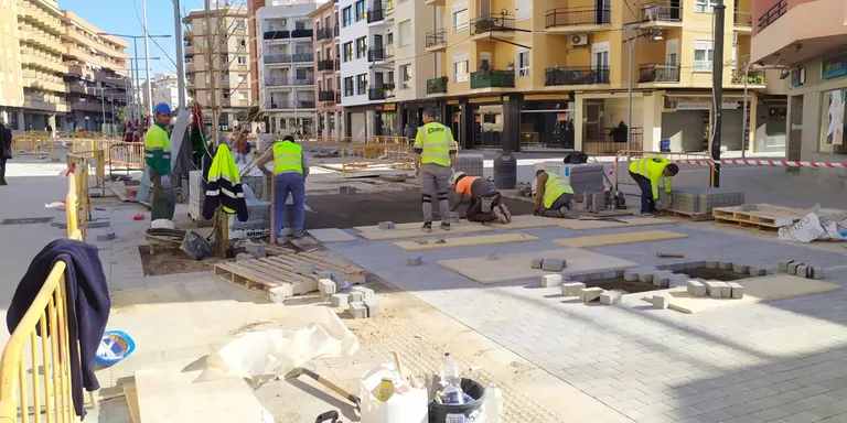 La nova Rambla Jaume I de Cambrils pren forma amb la col·locació del paviment de la calçada